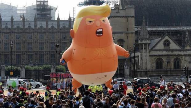 Alzan globo gigante de Trump bebé en protesta contra políticas de inmigración. Noticias en tiempo real