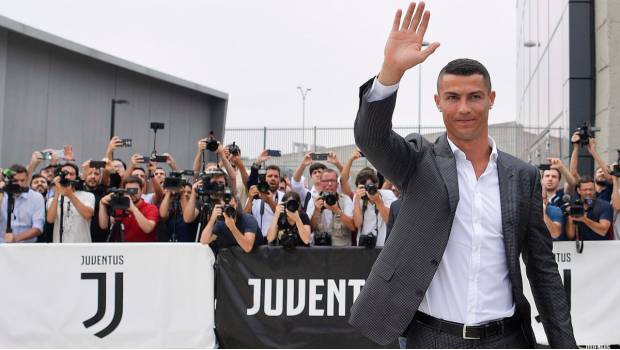 Así fue el primer contacto de Cristiano con los aficionados de la Juventus (VIDEO). Noticias en tiempo real
