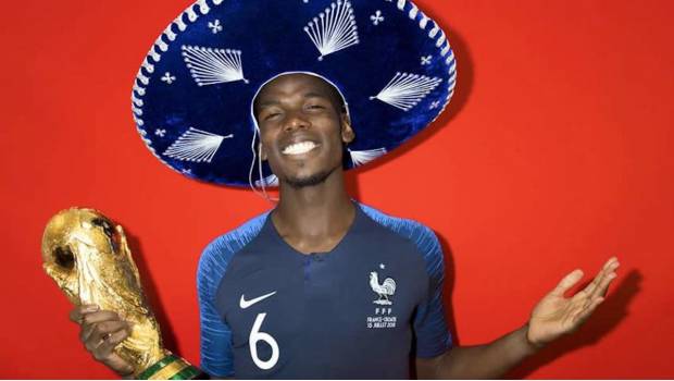 Pogba no soltó el sombrero charro ni para la foto oficial de la FIFA. Noticias en tiempo real