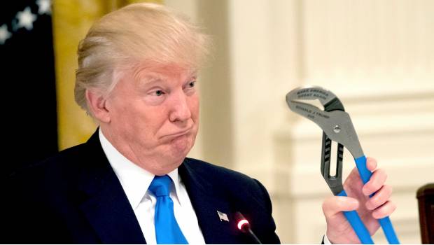 De acuerdo a Google Donald Trump es un idiota