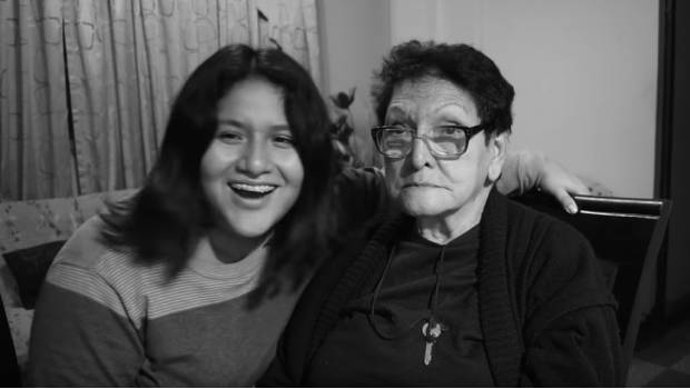 VIDEO: Abuelita 'youtuber' acepta con amor que su nieta sea lesbiana. Noticias en tiempo real