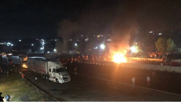 Pobladores bloquean Autopista México-Puebla en ambos sentidos. Noticias en tiempo real