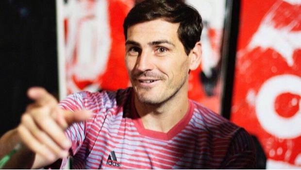 La paranoica encuesta de Casillas sobre la Luna