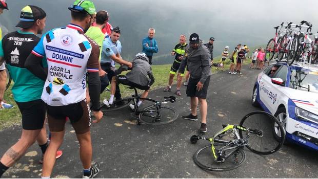 Pierde un lugar en el Tour de Francia y después lo derriba un policía: el día de Chris Froome. Noticias en tiempo real