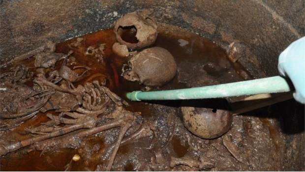 Miles de personas quieren beber del agua encontrada en sarcófago de 2 mil años. Noticias en tiempo real