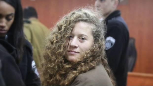 Adolescente palestina que abofeteó a soldados israelíes sale de prisión
