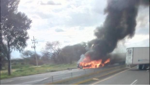 Bloquean carretera México-Puebla tras enfrentamiento entre autoridades y huachicoleros. Noticias en tiempo real