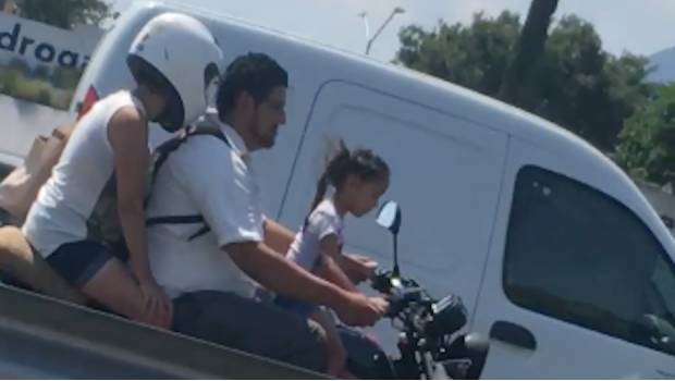 VIDEO: Captan a niña manejando una motocicleta en Nuevo León. Noticias en tiempo real