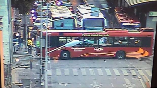 Choca Metrobús que se pasó el alto en Balderas. Noticias en tiempo real