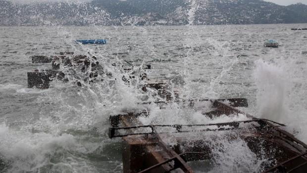 Lluvias y fuerte oleaje deja paso de 'Ileana' por Acapulco. Noticias en tiempo real