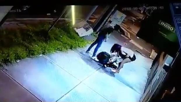 VIDEO: Golpean y roban a joven en Calzada de Tlalpan. Noticias en tiempo real