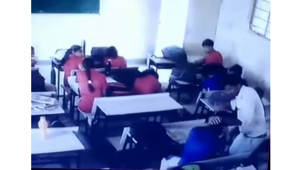 VIDEO: captan brutal golpiza de maestro contra alumno que salió a beber agua. Noticias en tiempo real
