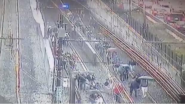 Usuarios del Metro caminan sobre vías tras falla en Línea A (VIDEO). Noticias en tiempo real