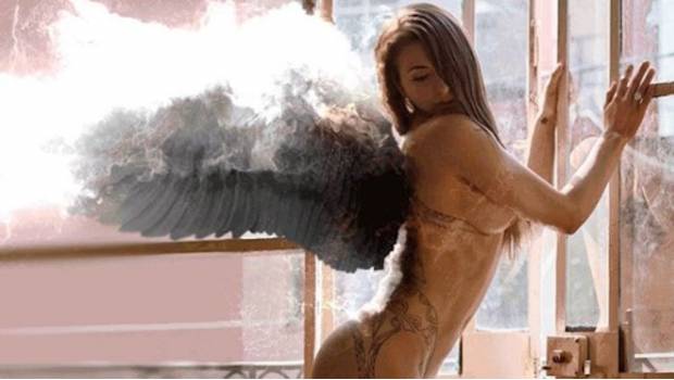Desnuda y pura, Ingrid Brans se transforma en un ángel. Noticias en tiempo real