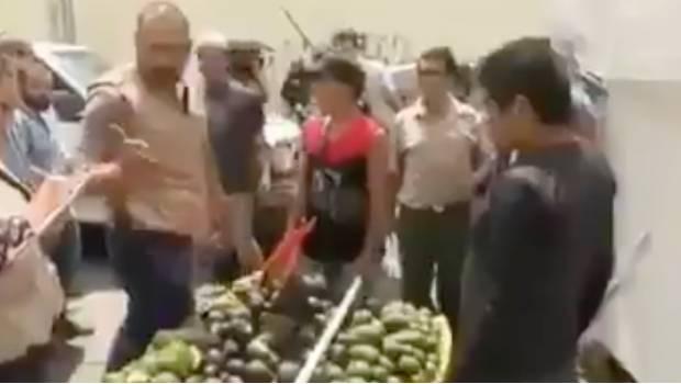 Comerciantes corren a punta de "aguacatazos" a inspectores en Morelia (VIDEO). Noticias en tiempo real