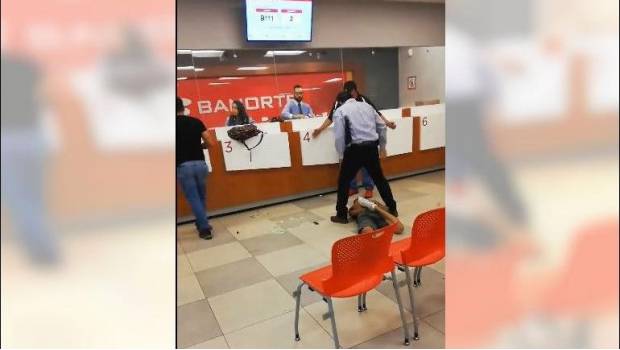 Retienen clientes a asaltante en banco de Guadalajara. Noticias en tiempo real
