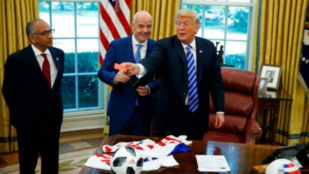 Trump, acompañado del presidente de la FIFA, le "saca la roja" a medios en la Casa Blanca. Noticias en tiempo real