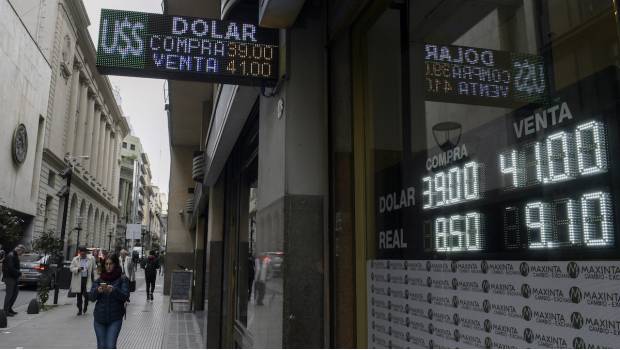 Moneda argentina ya vale la mitad que el peso mexicano. Noticias en tiempo real
