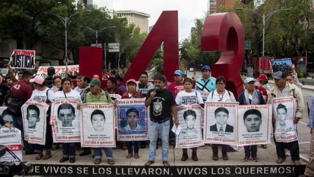 Protesta por los 43 normalistas desaparecidos. Reunión de familiares con AMLO.