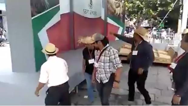 Dañan mobiliario de Fiestas Patrias en Oaxaca por manifestación contra Informe de Gobierno. Noticias en tiempo real