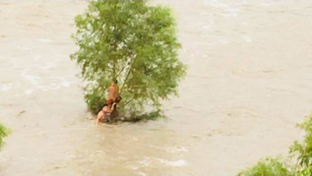 VIDEO: Rescatan a 5 personas atrapadas en corriente de río en Monterrey. Noticias en tiempo real