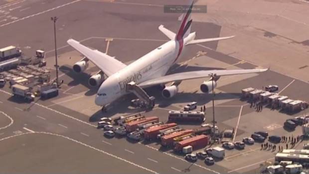 Ponen avión de Emirates en cuarenta tras extraña enfermedad de pasajeros. Noticias en tiempo real