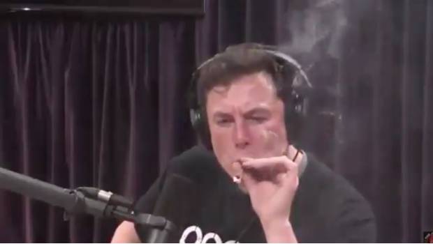 Acciones de Tesla se desploman luego de que Musk fumara mariguana en entrevista. Noticias en tiempo real