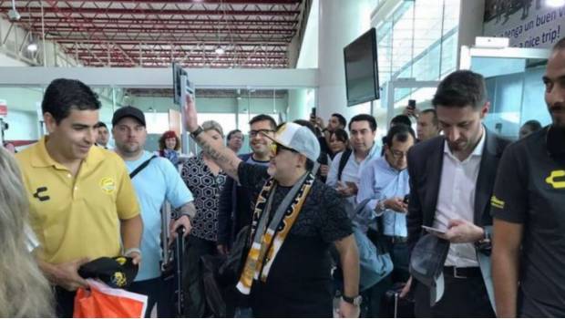 ¡Maradona es recibido como 'D10S' en Sinaloa! (VIDEO). Noticias en tiempo real