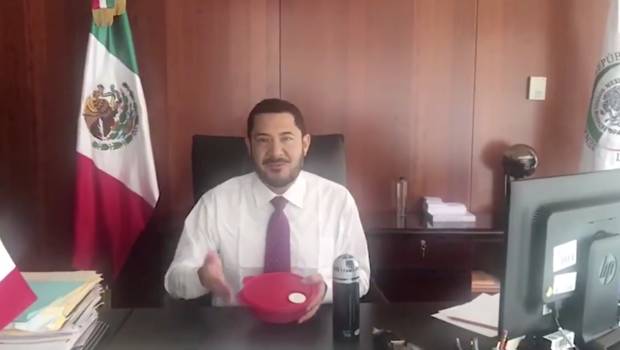 VIDEO: Martí Batres muestra que carga en el tupper que lleva al Senado para sus comidas. Noticias en tiempo real