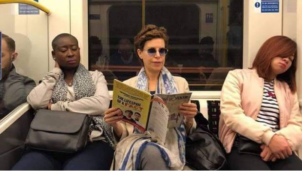 Captan a Karime Macías viajando en el Metro de Londres. Noticias en tiempo real