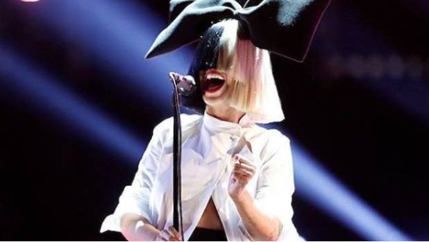 Sia festeja 8 años de sobriedad. Noticias en tiempo real