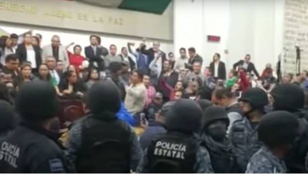 VIDEO: Se arma la campal en Congreso de Hidalgo e interviene la policía. Noticias en tiempo real