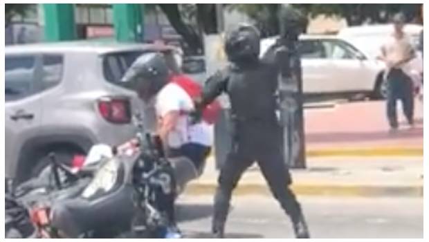 VIDEO: Policía mete las manos en riña... para pelear con un motociclista en Guadalajara. Noticias en tiempo real