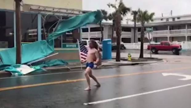 VIDEO: Se enfrenta semidesnudo contra huracán 'Florence'. Noticias en tiempo real
