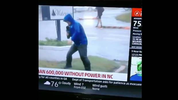 VIDEO: Reportero lucha por su vida desde tormenta "Florence"...mientras jóvenes caminan tranquilos. Noticias en tiempo real