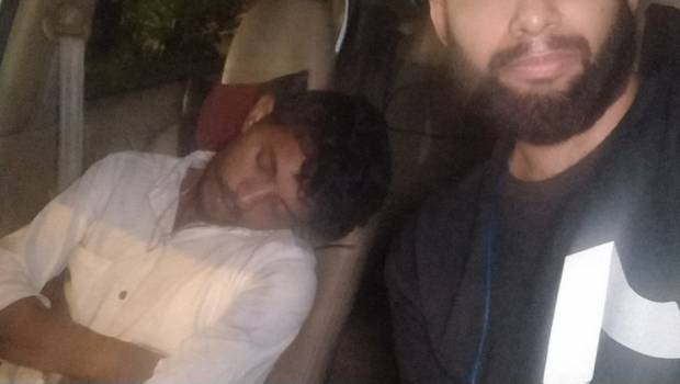 Conductor de Uber ebrio recoge pasaje y se queda dormido; cliente terminó conduciendo. Noticias en tiempo real