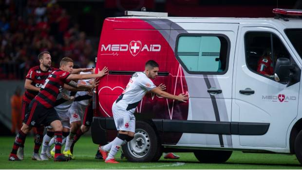 VIDEO: Futbolistas sacan a empujones ambulancia que entró por lesionado. Noticias en tiempo real