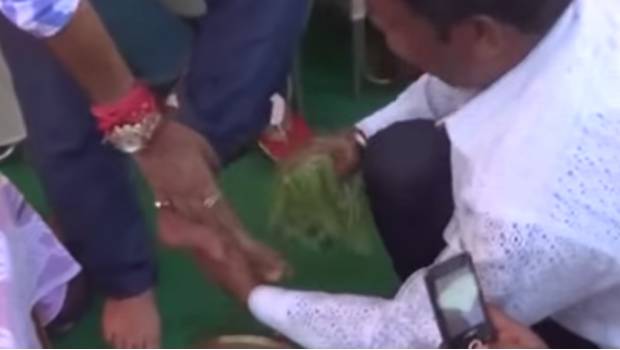 VIDEO: Este "agradecido" hombre bebió el agua con la que lavó los pies de un diputado. Noticias en tiempo real