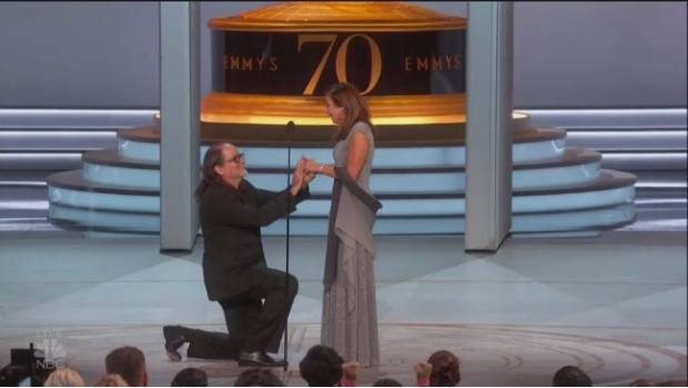 Glenn Weiss pide matrimonio a su novia en los Premios Emmy. Noticias en tiempo real
