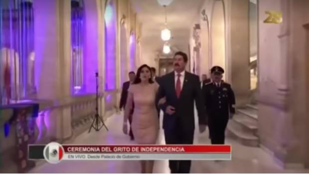 VIDEO: Técnicos dejan micrófono prendido y llaman "mamacita" a esposa de Javier Corral. Noticias en tiempo real