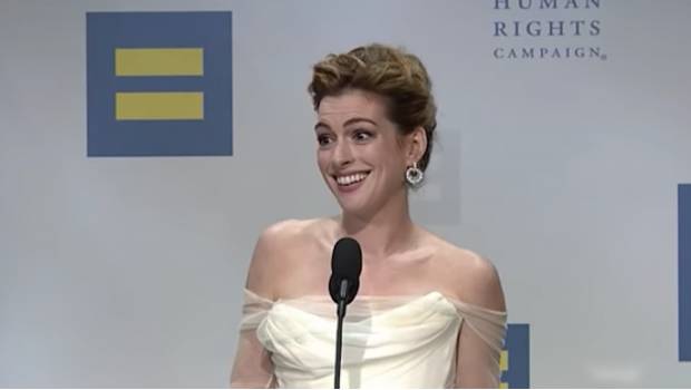 "Se necesita valor para amarte": Anne Hathaway envía conmovedor mensaje a niña trans. Noticias en tiempo real