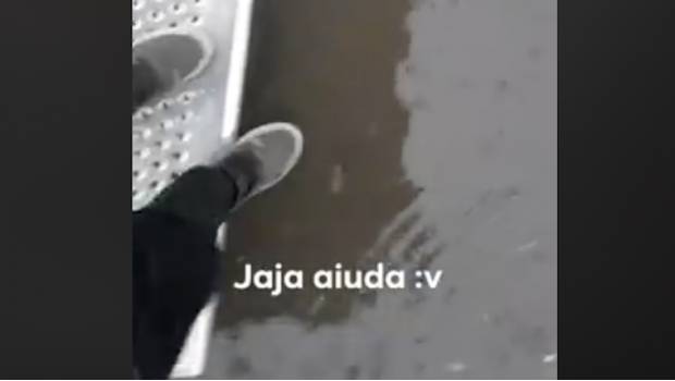 VIDEO: Este pobre chico se quedó atrapado en una inundación y no creerás el final. Noticias en tiempo real