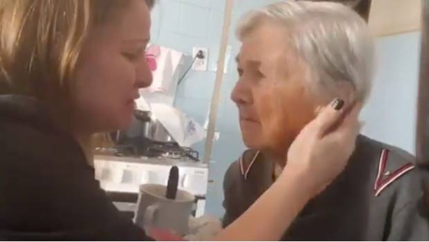 El triste momento en que mujer con Alzheimer reconoce a su hija (VIDEO). Noticias en tiempo real
