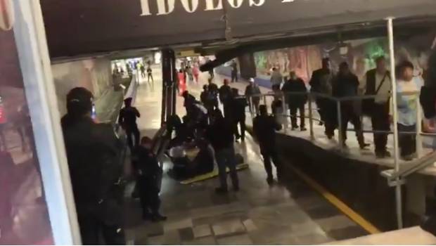 VIDEO: Caen lámparas en transbordo de Metro Garibaldi y lesionan a 2. Noticias en tiempo real