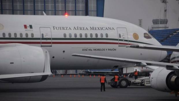 Bromea Peña Nieto con reporteros tras falla de avión presidencial. Noticias en tiempo real