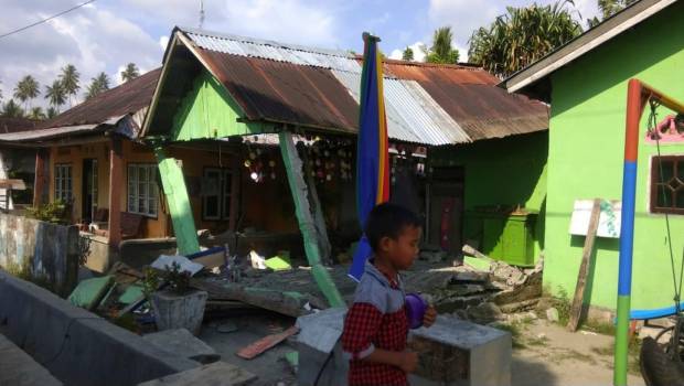 Tsunami golpea a Indonesia tras sismo de 7.5 grados. Noticias en tiempo real