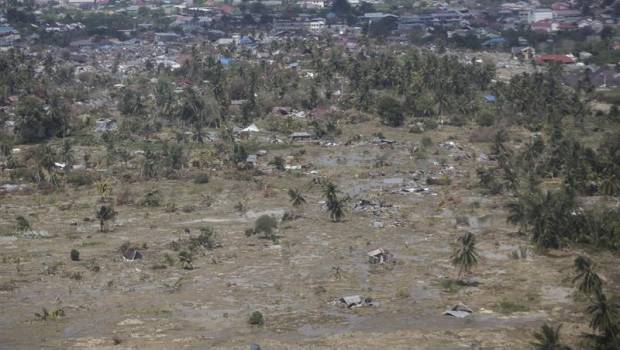 Hallan vivos a 31 estudiantes atrapados en 2 escuelas tras sismo en Indonesia. Noticias en tiempo real