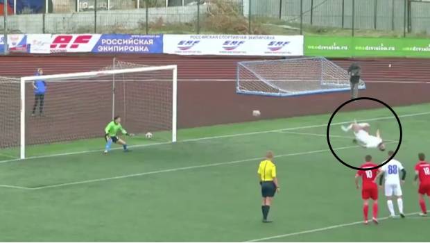 VIDEO: Juvenil ejecuta el penalti más espectacular y acrobático de toda la historia. Noticias en tiempo real