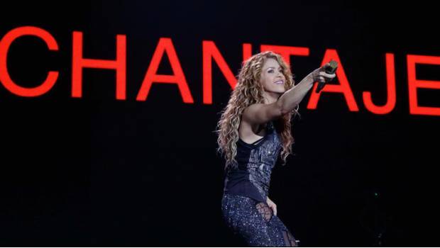 Fans de Shakira la esperaron bajo la lluvia. Noticias en tiempo real