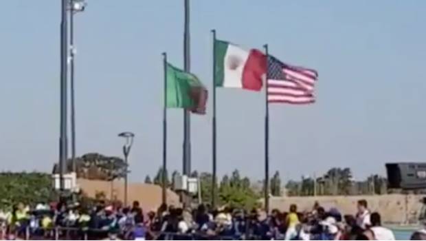 VIDEO: México gana oro en atletismo y cantan el himno con la bandera al revés. Noticias en tiempo real